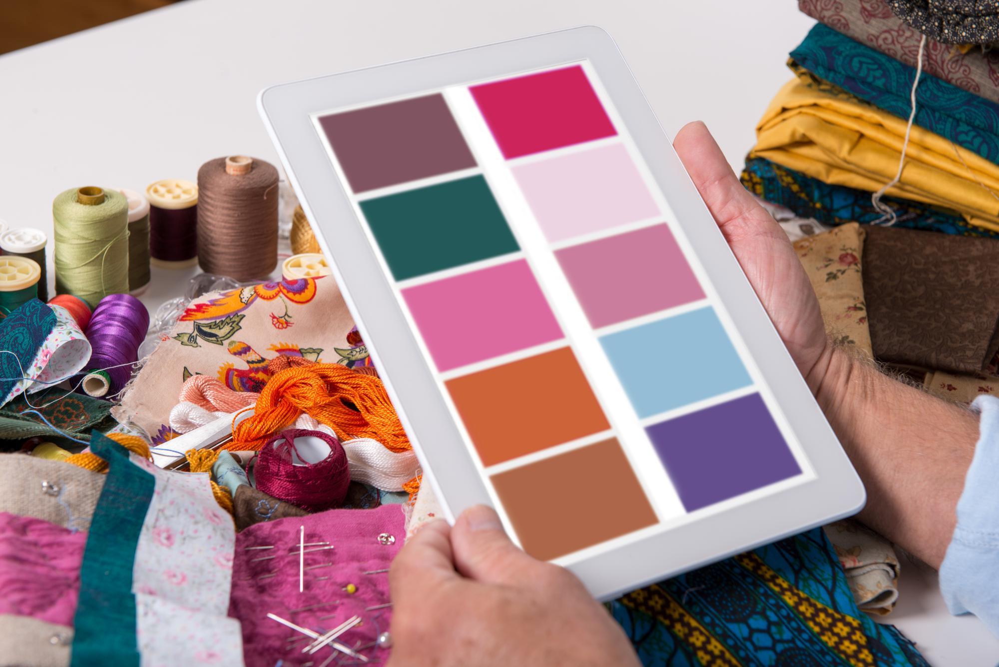 Tavolo con materiali e colori selezionati per un corso